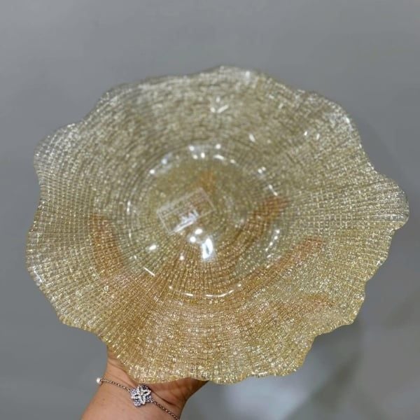 Bát pha lê IVV Folies Individual Gold Glitter 18cm  là lựa chọn hoàn hảo để đựng hoa quả, bánh kẹo, tạo điểm nhấn ấn tượng cho không gian sống của bạn.