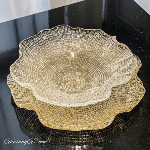 Bát pha lê IVV Folies Individual Gold Glitter 18cm  là lựa chọn hoàn hảo để đựng hoa quả, bánh kẹo, tạo điểm nhấn ấn tượng cho không gian sống của bạn.