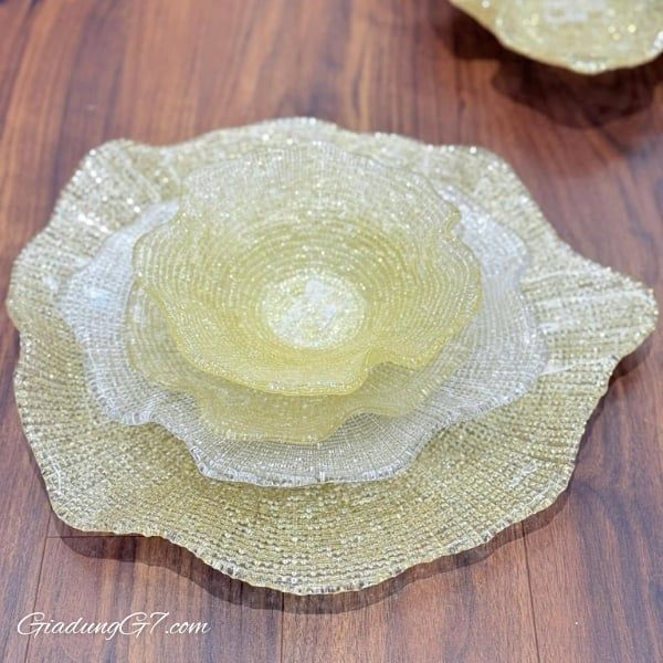Bát pha lê IVV Folies Individual Gold Glitter 18cm  là lựa chọn hoàn hảo để đựng hoa quả, bánh kẹo, tạo điểm nhấn ấn tượng cho không gian sống của bạn.