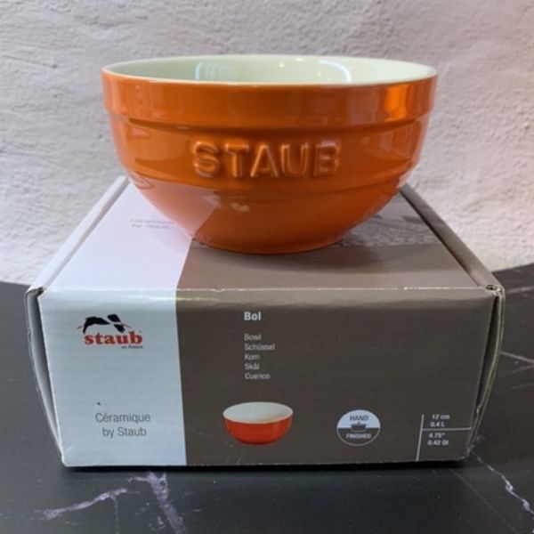 Thiết bị cơ bản trong một gia đình bao gồm Bát Staub 12cm, màu cam 6944- 40511-127.