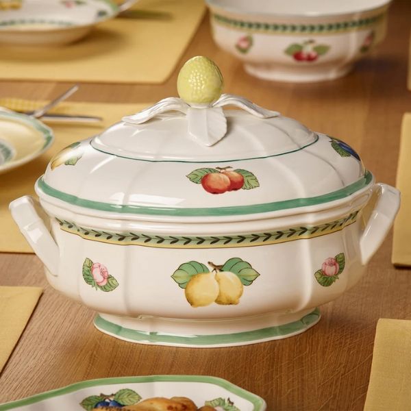 Bát súp Villeroy & Boch French Garden Terrine 2,5L là bộ đồ ăn bằng sứ bền với các cạnh hình vỏ sò và đường viền bảng có họa tiết trái cây mùa hè