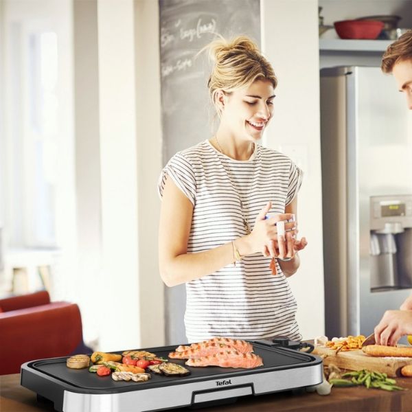 Bếp nướng Tefal CB631D Giant Plancha XXL 2300W có thể dễ dàng điều chỉnh nhiệt độ nấu cho thịt, cá, rau và nhiều hơn nữa.