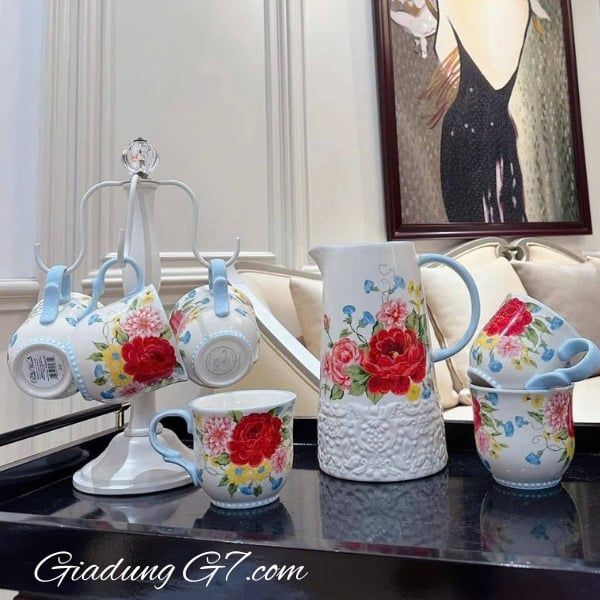 Bình đựng nước 2 lít The Pioneer Woman Sweet Rose Có thiết kế hoa đặc trưng của Ree và điểm nhấn đầy màu sắc