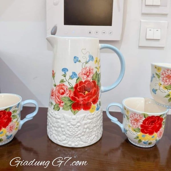 Bình đựng nước 2 lít The Pioneer Woman Sweet Rose hoa hồng ngọt ngào mang đến nét quyến rũ mộc mạc cho bất kỳ ngôi nhà nào!