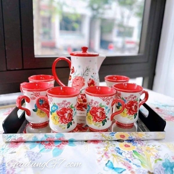 Bình Nước The Pioneer Woman Merry Meadow 1.9L Dung tích lớn 1.9L: Lý tưởng cho các bữa tiệc gia đình, bạn bè, hoặc khi phục vụ đồ uống cho nhiều người.
