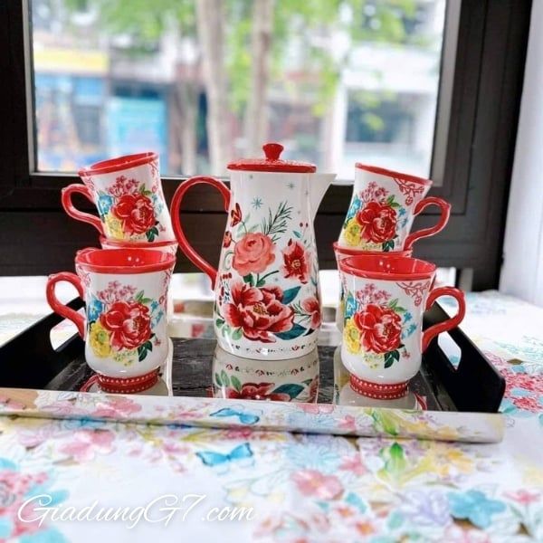 Bình Nước The Pioneer Woman Merry Meadow 1.9L Dung tích lớn 1.9L: Lý tưởng cho các bữa tiệc gia đình, bạn bè, hoặc khi phục vụ đồ uống cho nhiều người.