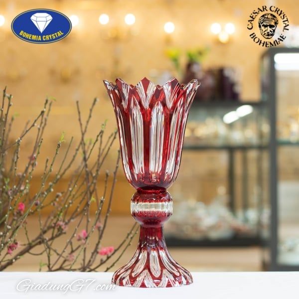 Với chất liệu cao cấp, Bình hoa cúp pha lê Bohemia 50.5cm không chỉ là một sản phẩm tiện dụng trong cuộc sống hằng ngày