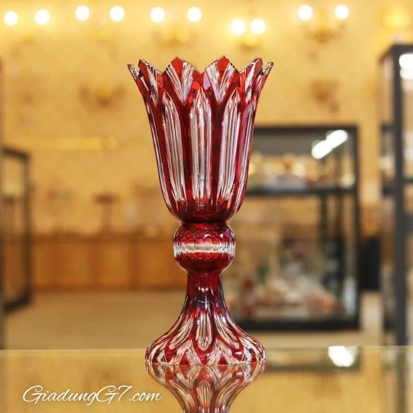 Bình hoa pha lê Bohemia Caesar 50.5cm hình dáng cao quý và được làm giàu bằng cách cắt gọt cầu kỳ.