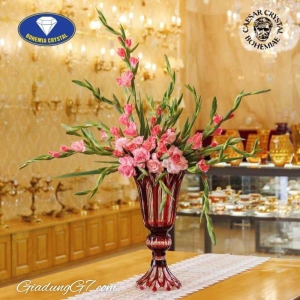 Với chất liệu cao cấp, Bình hoa cúp pha lê Bohemia 50.5cm không chỉ là một sản phẩm tiện dụng trong cuộc sống hằng ngày
