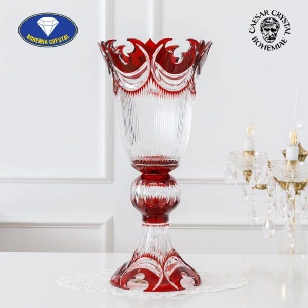 Bình hoa pha lê cúp Bohemia cao 50.5cm hoa văn khắc tay hình dáng cao quý và được làm giàu bằng cách cắt gọt cầu kỳ.