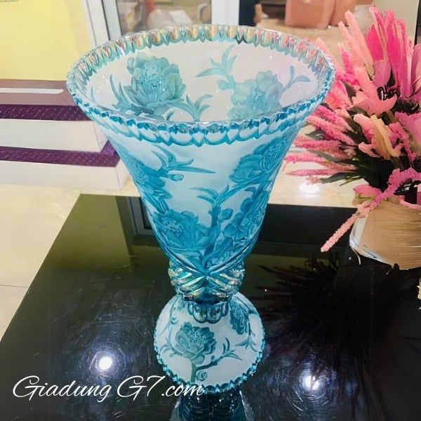 Bình hoa pha lê cúp Sakura Ales Zverina 50.5cm với những bông hoa anh đào được khắc họa trên kính bằng công nghệ phun cát