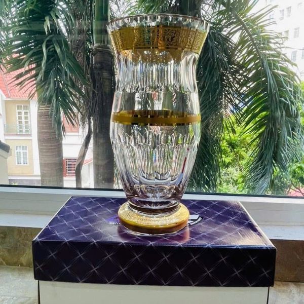 Bình hoa pha lê Romantic Ales Zverina 30cm có chân đế được làm thủ công hoàn toàn bằng pha lê màu Vĩnh Cửu và mạ vàng 24k
