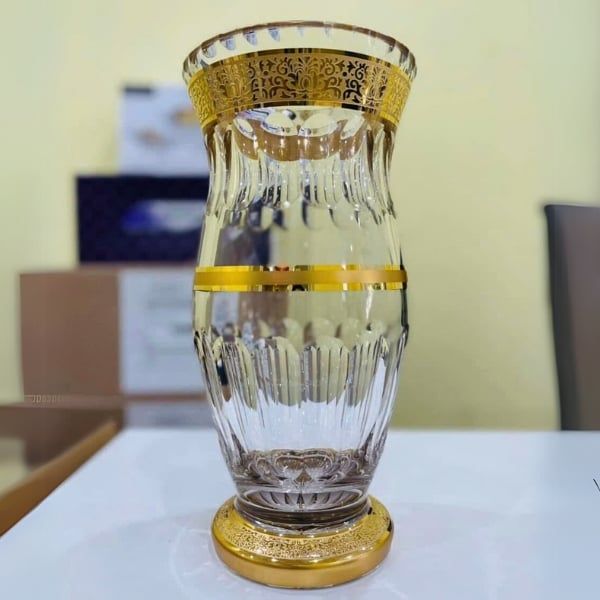 Bình hoa pha lê Romantic Ales Zverina 30cm có chân đế được làm thủ công hoàn toàn bằng pha lê màu Vĩnh Cửu và mạ vàng 24k