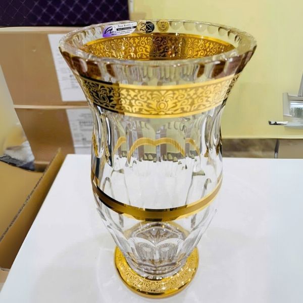 Bình hoa pha lê Romantic Ales Zverina 30cm có chân đế được làm thủ công hoàn toàn bằng pha lê màu Vĩnh Cửu và mạ vàng 24k