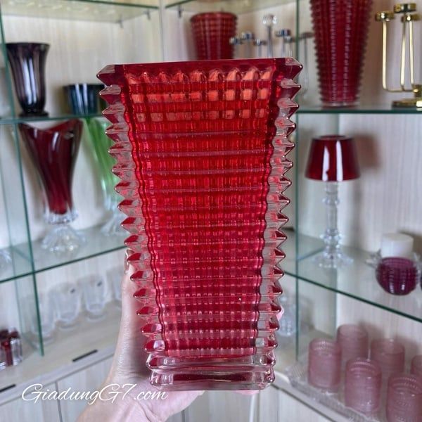 Bình hoa vân sóng Ruby cao 28cm màu đỏ miệng chữ nhật phù hợp cho mọi sự kiện và có thể vừa là vật trang trí