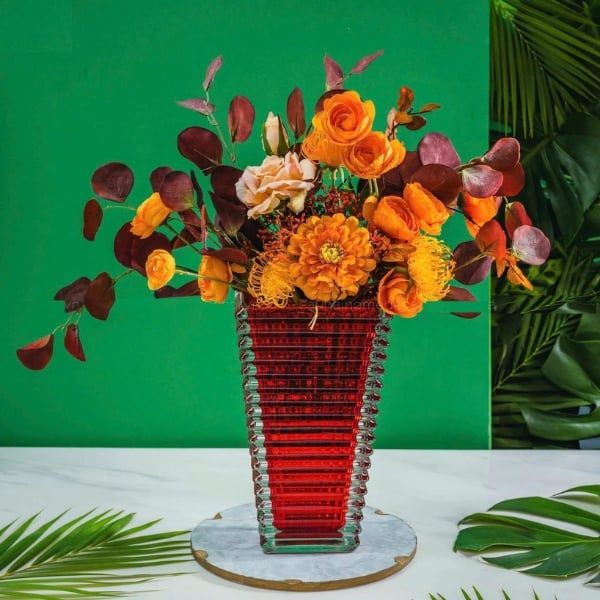 Bình hoa vân sóng Ruby cao 28cm màu đỏ miệng chữ nhật nổi bật bởi thiết kế tinh khiết và tươi sáng của thủy tinh pha l
