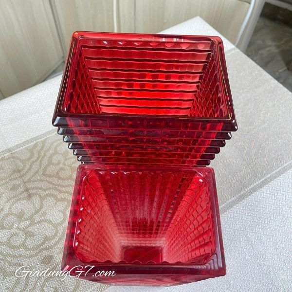 Bình hoa vân sóng Ruby cao 28cm màu đỏ miệng chữ nhật phù hợp cho mọi sự kiện và có thể vừa là vật trang trí