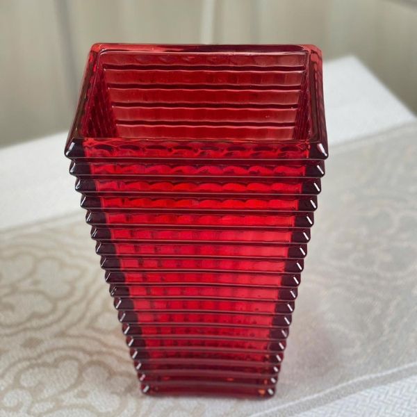 Bình hoa vân sóng Ruby cao 28cm có thể trang trí bất kỳ khu vực nào trong nhà bạn.