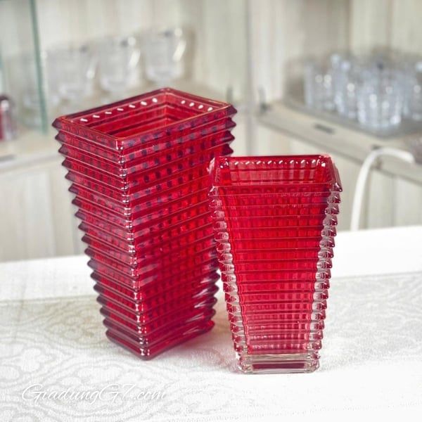 Bình hoa vân sóng Ruby cao 28cm màu đỏ miệng chữ nhật nổi bật bởi thiết kế tinh khiết và tươi sáng của thủy tinh pha l