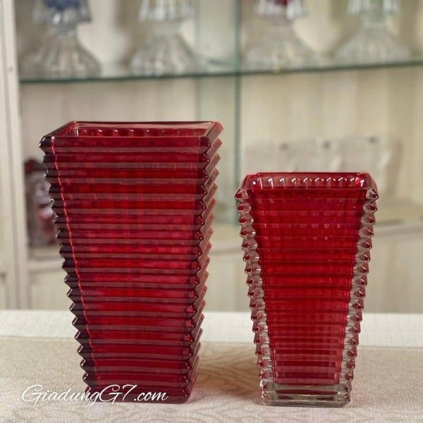Bình hoa vân sóng Ruby cao 23cm màu đỏ miệng chữ nhật nổi bật bởi thiết kế tinh khiết và tươi sáng của thủy tinh pha lê