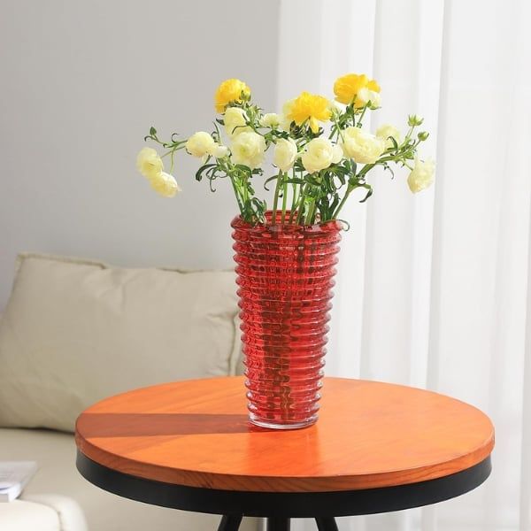 Bình hoa vân sóng Ruby cực kỳ đa năng và đặc biệt phù hợp với các loại hoa thân dài có đầu tròn lớn