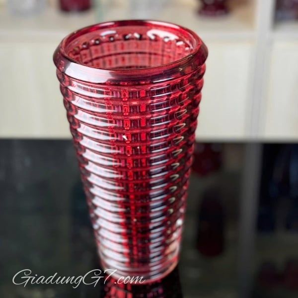 Bình hoa vân sóng Ruby cực kỳ đa năng và đặc biệt phù hợp với các loại hoa thân dài có đầu tròn lớn