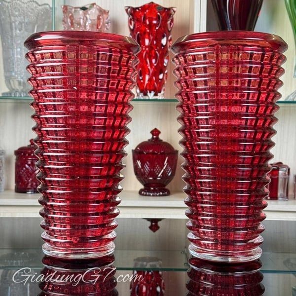 Bình hoa vân sóng Ruby cực kỳ đa năng và đặc biệt phù hợp với các loại hoa thân dài có đầu tròn lớn