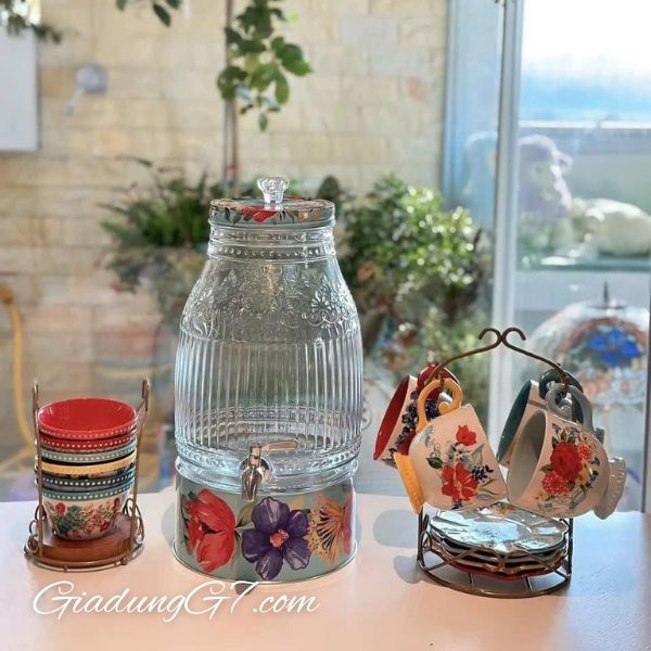 Bình Nước Detox The Pioneer Woman 7.4 Lít Thiết kế hoa Delaney đặc trưng của Ree