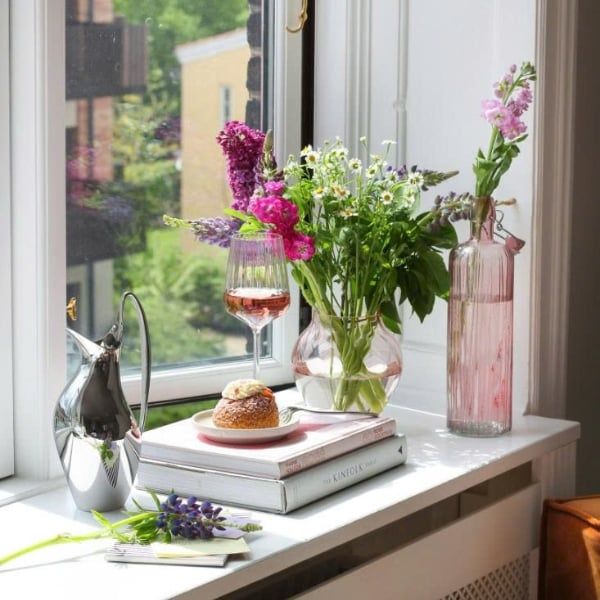 Bình nước Georg Jensen Henning Koppel 1.2 Lít được làm bằng thép không gỉ và gây ấn tượng với hình dáng cong mềm mại.