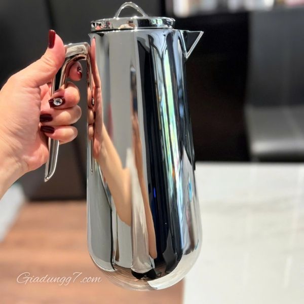 Bình nước giữ nhiệt Georg Jensen Helix 1 lít là kết quả của sự hợp tác sáng tạo giữa thương hiệu thiết kế Georg Jensen và nhóm thiết kế Bernadotte & Kylberg.