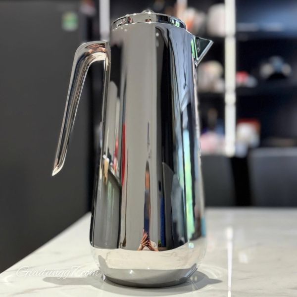 Bình nước giữ nhiệt Georg Jensen Helix 1 lít Vừa tiện dụng vừa đẹp, lớp thép không gỉ hai lớp giữ cho cà phê của bạn ấm hoặc trà đá của bạn lạnh.