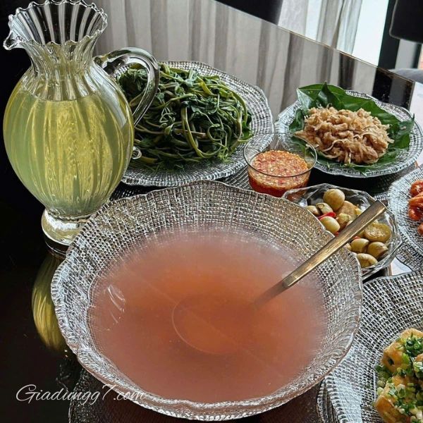 Bình nước IVV Maitre 1300ml Giống như một bông hoa dâm bụt đang nở