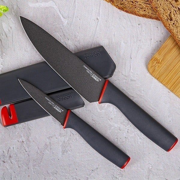 Bộ 2 dao Joseph Joseph 10146 Slice & Sharpen có bao mài - Các con dao trong bộ 2 món này có bộ mài bằng gốm tích hợp vào trong vỏ bảo vệ