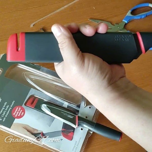 Bộ 2 dao Joseph Joseph 10146 Slice & Sharpen Tay cầm thoải mái, tiện dụng