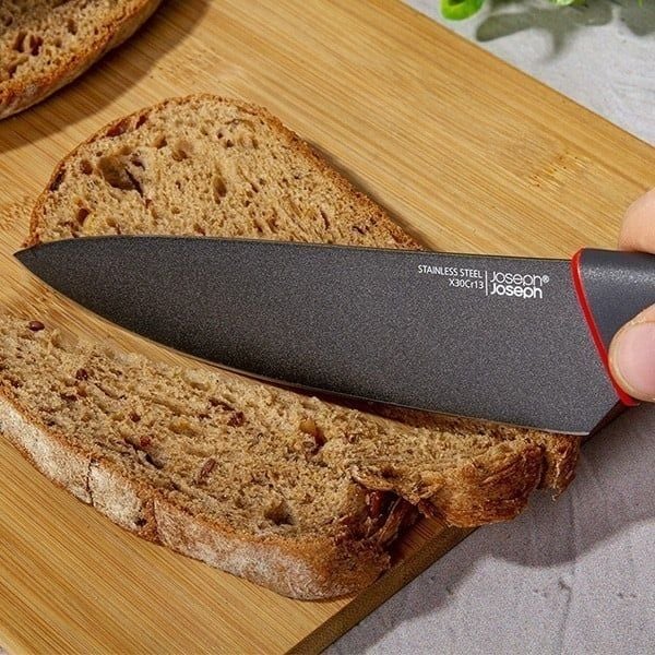 Bộ 2 dao Joseph Joseph 10146 Slice & Sharpen Phần đế của hộp mài được trang bị lớp phủ chống trượt.