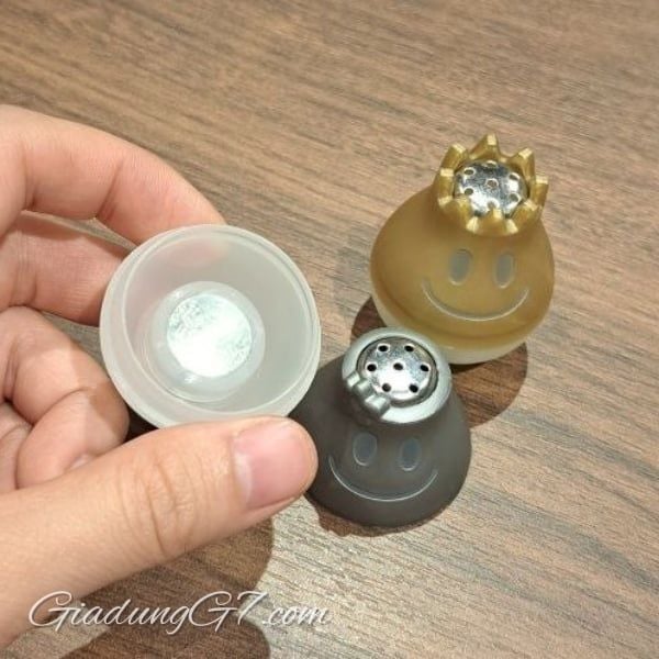 Bộ 2 Lọ Đựng Muối WMF McSalt 12.8449.6040 màu Bạc/Vàng Thiết kế sáng tạo như lật đật giúp bé vui hơn khi ăn uống.