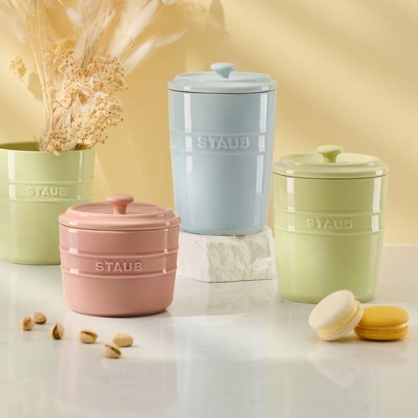 Bộ 3 hũ sứ Staub Pastel có nắp là sự kết hợp hoàn hảo giữa tính thẩm mỹ nhẹ nhàng và công năng tiện lợi trong căn bếp hiện đại.