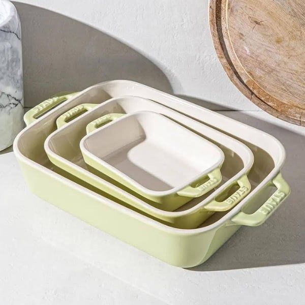 Bộ 3 khay nướng Staub màu xanh lá hình chữ nhật có thể xếp chồng lên nhau, đáp ứng mọi nhu cầu nướng bánh ngọt và mặn của bạn, dù bạn nấu cho nhiều người hay chỉ một người.