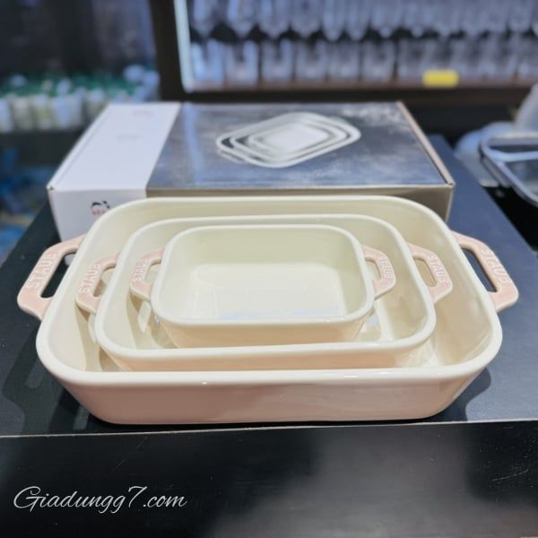 Bộ 3 khay nướng Staub màu hồng Hoàn thiện bằng sứ thủy tinh pha lê