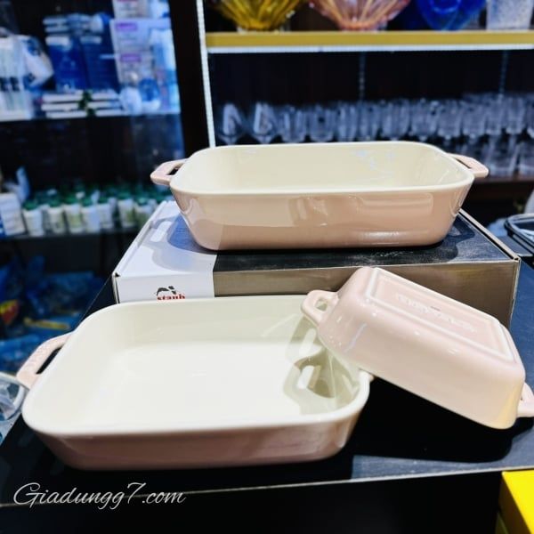 Bộ 3 khay nướng Staub màu hồng hình chữ nhật có thể xếp chồng lên nhau, đáp ứng mọi nhu cầu nướng bánh ngọt và mặn của bạn