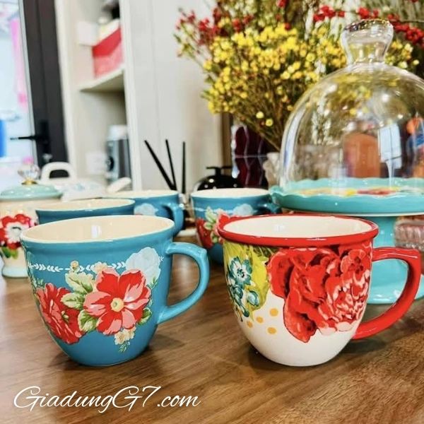 Bộ 4 Cốc gốm The Pioneer Woman Vintage Floral 473ml giúp bạn thư giãn với những tách trà