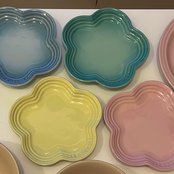 Bộ 4 đĩa Le Creuset Sorbet hình cánh hoa 23cm Chất liệu gốm sứ cao cấp – Stoneware