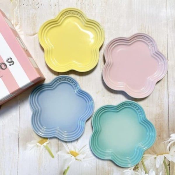 Bộ 4 đĩa Le Creuset Sorbet hình cánh hoa 23cm - Mỗi chiếc đĩa được thiết kế độc đáo với dáng hoa mềm mại, cùng bảng màu pastel dịu nhẹ