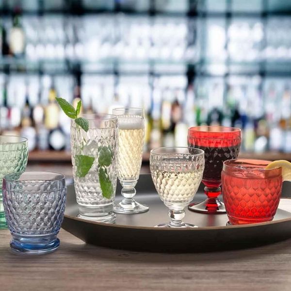 Ly pha lê Villeroy & Boch 310ml trong không gian quầy bar với đồ uống nhiều màu sắc