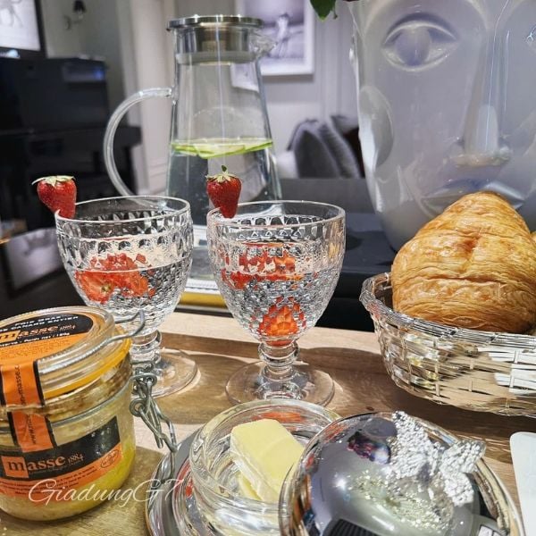 Ly pha lê Villeroy & Boch 310ml kèm dâu tây và các món điểm tâm