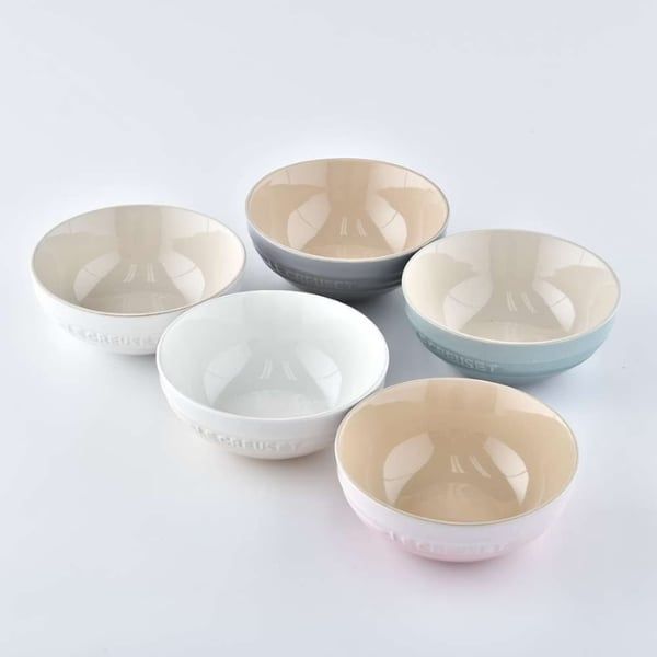 Bộ 5 bát Le Creuset size 15cm nằm trong dòng Pastel Sorbet nổi tiếng với gam màu dịu ngọt như kem và kẹo – mang lại cảm giác tươi sáng
