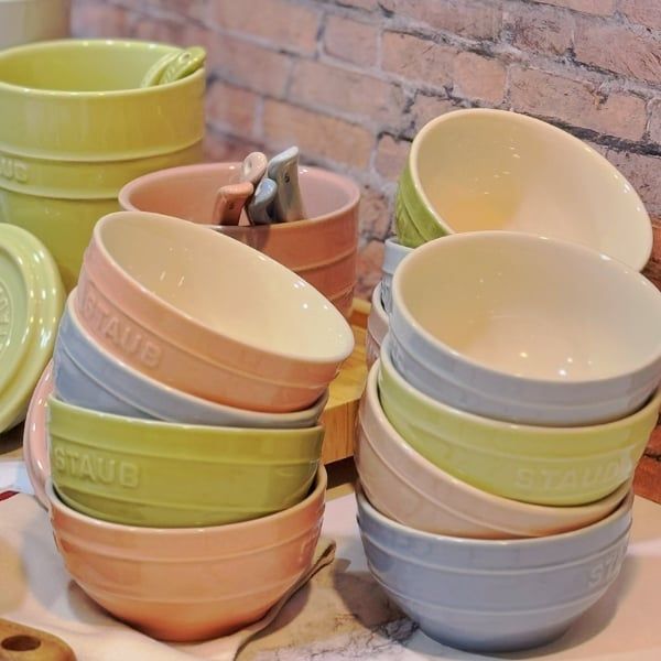 Bộ 6 bát cơm Staub Macaron 12cm phân bổ nhiệt đồng đều và hiệu quả, do đó thức ăn và đồ uống được giữ ấm lâu hơn.