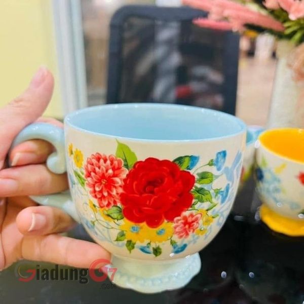 Bộ cốc trà sứ The Pioneer Woman thiết kế hoa đặc trưng của Ree