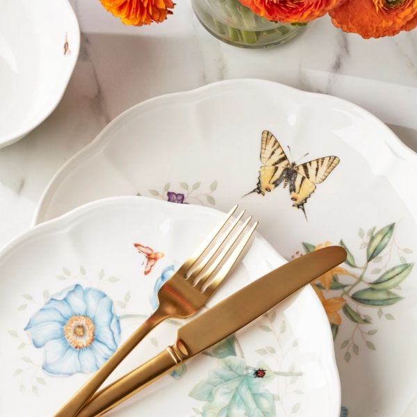 Những bông hoa tuyệt đẹp và những con bướm tinh tế đậu trên đồng cỏ trên bộ đồ ăn bằng sứ thanh lịch tiện dụng hàng ngày của Lenox.