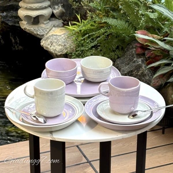 Bộ bát đĩa cốc sứ Staub 10 món là lựa chọn lý tưởng cho những ai yêu thích sự tinh tế, đồng bộ và đẳng cấp trong từng chi tiết bữa ăn